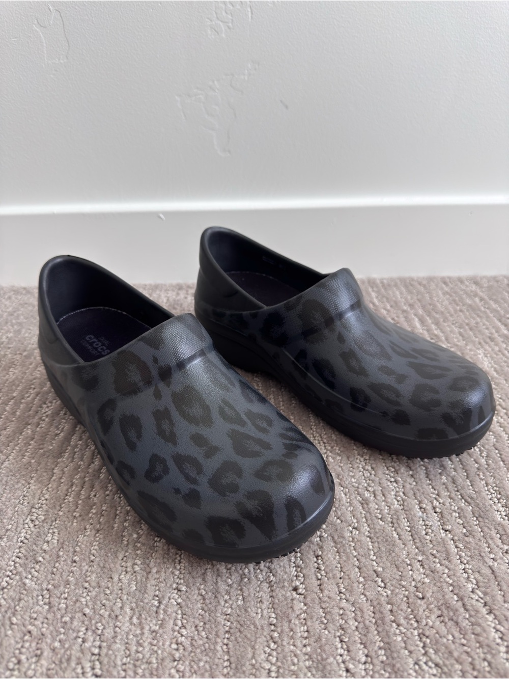 Crocs On The Clock Work Slip On Black Leopard Slip Resistant Shoes Women’s 7